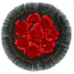 Pin cerculeț Ø40 cu brad și pin de 10cm înzăpezit împodobit simplu (set de 5 buc)